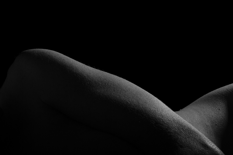 Diagonals. A diagonal object moves from the left upper part of the image to the lower right, behind that a doagonal object moves from right middle of the image to the area behind the front image. There is no clear representation of where on the body this is.